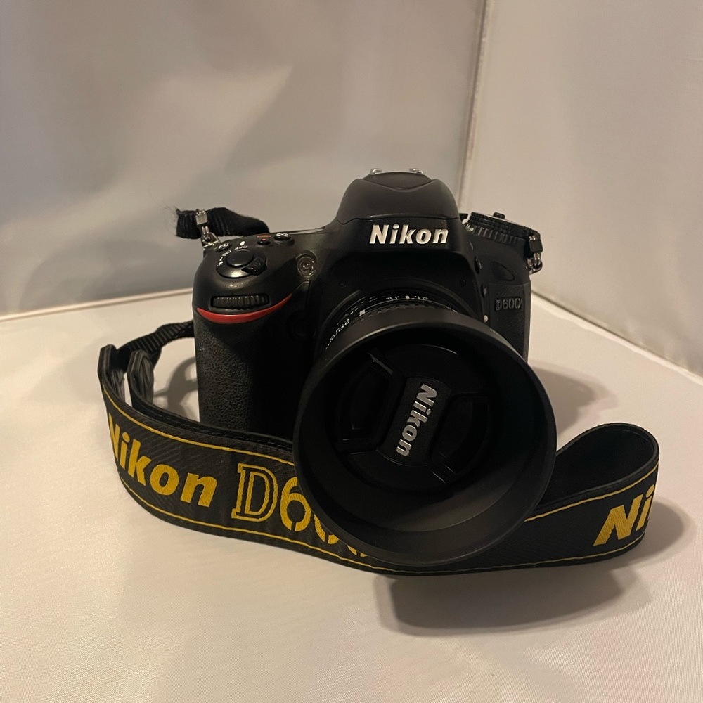 D-600 (FX 24.3 MP) W/ lots of extras!